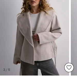 Kappa vero Moda  - Säljer denna skitsnygga kappa som är samma som Hedvig Sjödin har⭐️⭐️den är i väldigt fint skick och har inga tecken på användning! Storlek m men jag har s och den passar mig väldigt bra ändå!💕slutsåld överallt nypris 699-799, köp nu 549