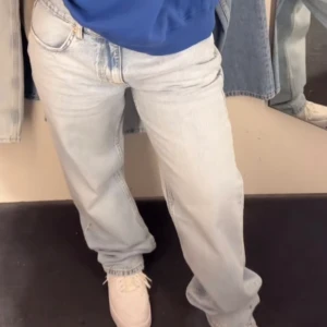 Jeans - Low straight jeans! säljer dessa baggy low/mid waist. 🩵passar 38-40 om man vill ha passformen på bilden!