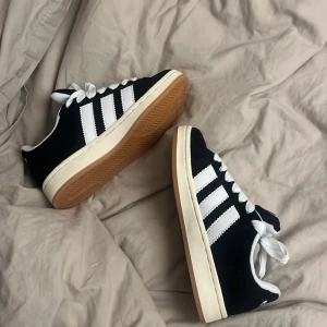 Adidas Campus - Jättefina skor som är slutsålda överallt! Köpta här på plick men aldrig använda så de är i nyskick, säljer endast för att de är för små. Kom gärna med prisförslag 💓💓