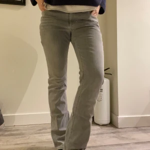 Lågmidjade jeans - Lågmidjade raka jeans från märket MAC!!! Väldigt lika de gråa LTB valerie jeansen ❤️‍🔥🥰🥰