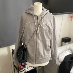 Säljer denna helt nya Hugo boss hoodie, nypris 1300kr men säljer för bara 300kr även om den är helt ny men den kommer inte till användning 