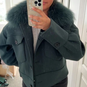 Grön meotine jacka - Säljer nu min fina gröna meotine jacka eftersom den ej kommer till användning, den e lite knottrig men sånt går o ta lite bort. Annars är den väldigt fin med bra kvalite. Pris går o diskutera!💕 Byta jackan mot en likadan fast i annan färg funkar oxå!