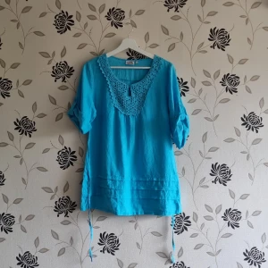 Isolde linneblus/tröja, Strl: 38 - Blus/tröja i 100% linne från Isolde. Aldrig använd. OBS! Jag kan inte skicka något vecka 26.