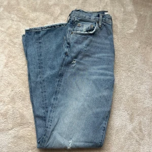 Zara jeans  - Säljer ett par raka jeans från zara i storlek 34, men skulle säga att de är åt det lite större hållet, närmare en 36a. Sparsamt använda. 