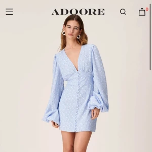 Adoore klänning - Kollar intresset på min adoore klänning i storlek 36 då den var för liten. Helt ny och prislappen kvar