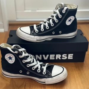 Converse - Svarta höga Converse skor i använt med bra skick! 🤍OBS! Medföljer ingen kartong