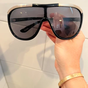 Tom Ford Solglasögon  - Rensar bland alla märkesbågar för att ge plats till nya. Alla äkta. Vissa med fodral, andra utan.  Dessa har orginalfodral med. 