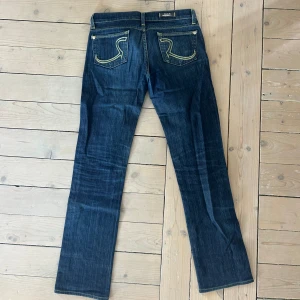 Low waist jeans rock & republic  - Jeans från rock & republic size 26. Mörkblåa med gulaktiga detaljer. 