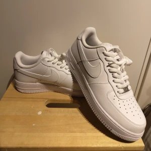 NIKE AIR FORCE 1 '07 "WHITE" | HELT NYA | STORLEK 42 - Skickar med ett par crease-skydd vid smidig affär!  