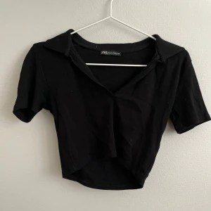 T-shirts - jag säljer två T-shirts från Zara en i svart och en i vit båda är i storlek S💗 om du köper båda kostar dem 100kr om du väljer att köpa en av dem är priset 60kr💗
