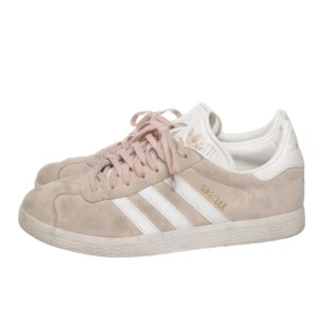 Adidas gazelle skor - ljusrosa Adidas skor i modellen ”gazelle” i storlek 40 2/3. 🩷🩷nypris: 1400kr