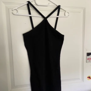 Klänning - Tight klänning med korsade band