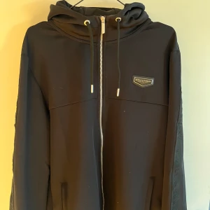 Supply and demand tröja - Tröjan är i bra skick, Köpte denna på jd för 400kr men har knappt aldrig använt den, har inte använt den för att den är för stor, pris kan diskuteras vid snabb affär.