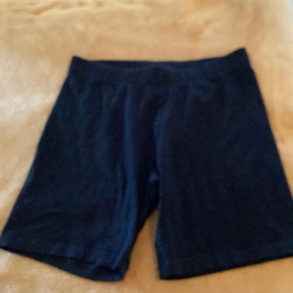 Två fina tighta shorts i storlek S.Endast  sparsamt använda förra sommaren. Paketpris 60kr!!!. Shorts.