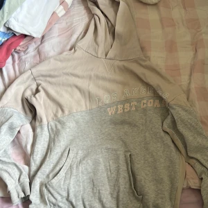 Hoodie  - Hoodie i storlek M  Bara använt kanske 3 gånger