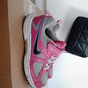 Nike skor barn  - Säljer ett par Nike barn skor i strl 32. Dem är i mycket bra skick, ser inget fel med dem. Allt ser bra ut. Säljer dem för 70kr + frakt!