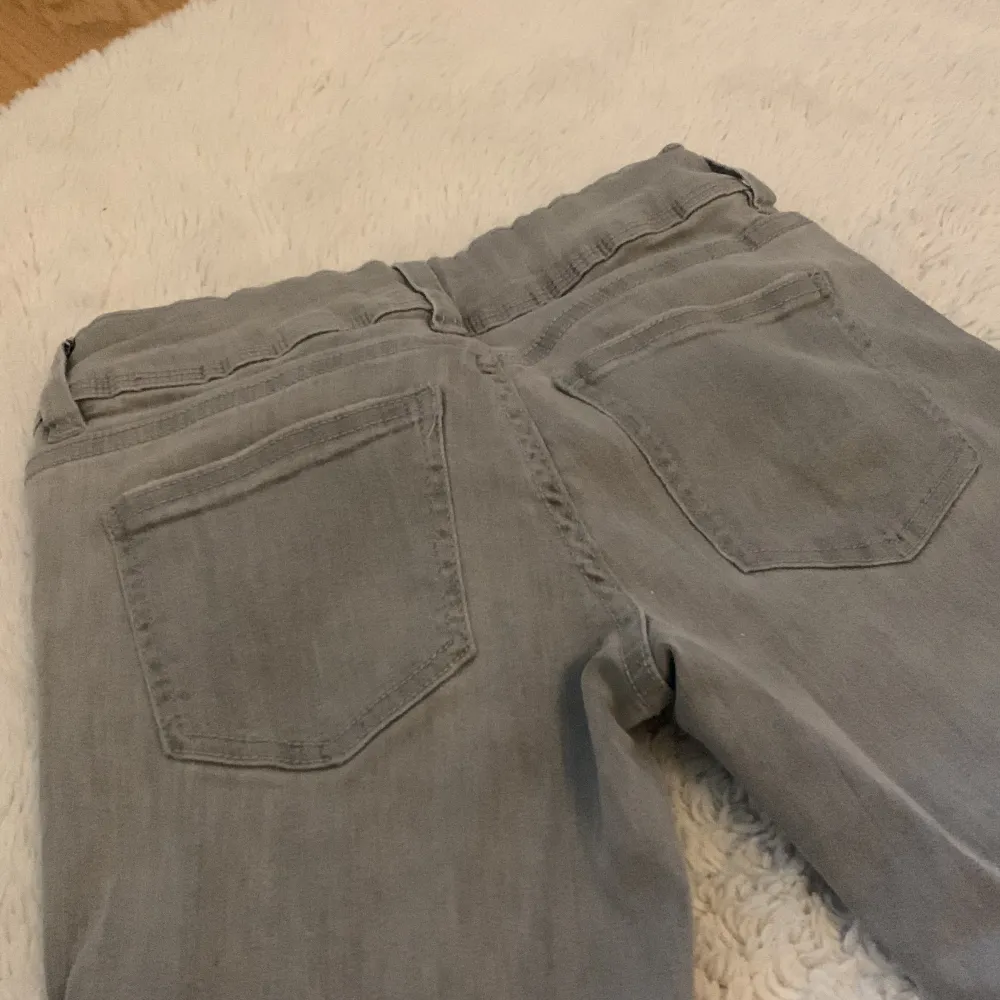 Säljer grå bootcut jeans från Gina. Har inte använt dom så mycket.💕Low boot!. Jeans & Byxor.