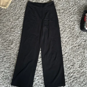 Såå snygga kostymbyxor! - Snygga svarta kostymbyxor från Bik Bok! Endast använda ett fåtal gånger, så är i bra skick! Sköna och med stretch, inga fickor eller gylf. Nypris: 399kr
