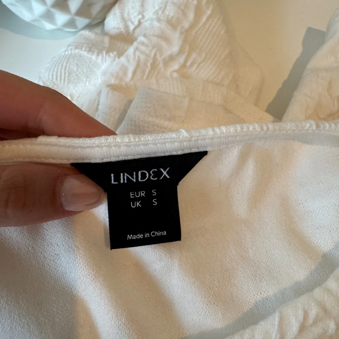 Vit topp med snyggt mönster  - 90