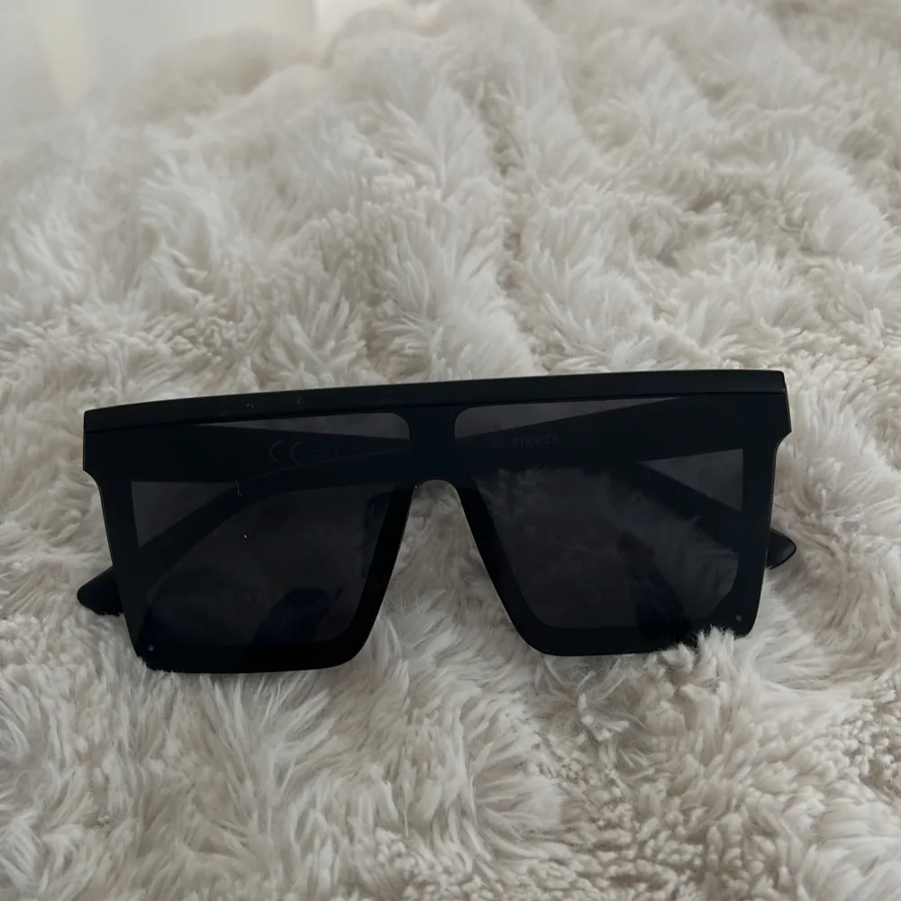 Säljer dessa svarta raka Solglasögonen. Aldeig använda. Nyskick. Säljer för 150 kr. Köparen står för frakten! . Accessoarer.