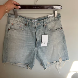 Bermuda denim shorts midwaist - Super snygga bermuda denim short i midwaist! Helt oanvända med prislapp kvar. Shortsen är storlek 42 men för mig som har storlek 38 blir passformen en snygg oversized fit! Hör av er om ni vill ha bild på hur den sitter på! 