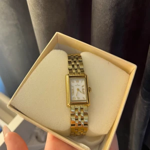 Mockberg klocka  - Säljer min mockberg klocka i sååå fint skick!! Den är använd ett fåtal gånger!! Nypris 1600kr!💛💛 Man får med länkar och ett verktyg som man kan justera storleken om det skulle behövas!🫶🏼