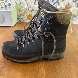 Meindl vandringskängor - Obetydligt använda. Mycket gott skick. Lite för stora för mig, men väldigt stabila och sköna vandringskängor i skinn.