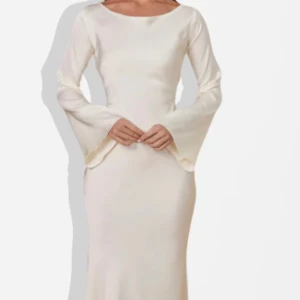 Vit Adamma silkeskläning  - En silkeskläning med korset. Använd vitt ett tillfälle. En klänning för speciellt tillfälle. Storleken är L men passar även någon med storlek M. Jag  har storlek M på  klänningar men tog L för att jag kan tajta upp den på midjan ändå och bekvämare så