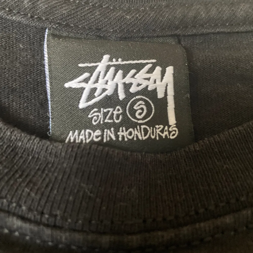 Säljer nu min svarta Stussy/Stüssy t-shirt eftersom den inte är min stil längre. Den är i bra skick och görs inte längre därför säljer jag den för 500kr. . T-shirts.