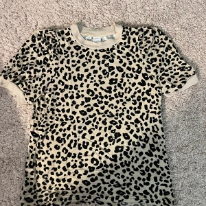 Topp med puffärmar - Jag säljer mina topp från lindex då den inte längre kommer till använding! Bara använt ett par fåtal gånger och är därför i väldigt bra skick!