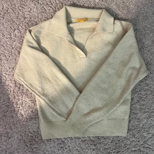 Stickad tröja - Jag söljer en beige stickad tröja från gina young! Bra skick då den bara är lite nopprig!