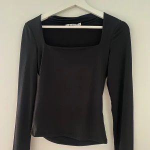 Tröja från NA-KD - Topp med en chokerdetalj, storlek xs. Endast använd vid ett tillfälle 