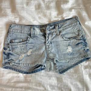 Jätte snygga lågmidjade jeans shorts!! Köpta här på plick men passade tyvärr inte. !!Lånade bilder från förra säljaren!! Fixar egna bilder om det önskas💓💓