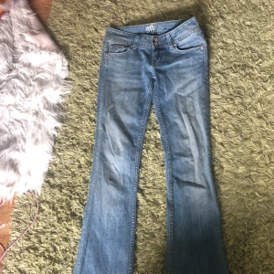 Miss Me jeans - Miss me jeans i storlek xs/xxs Väldigt fina detaljer på fickorna. Fläck vid knäna och därför säljs den för billigare. Vet ej om den är riktig😅🩷