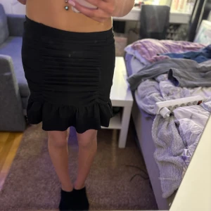 Svart kjol - Svart kjol med volanger från Gina tricot Använd Max 5 gånger  Pris kan diskuteras 