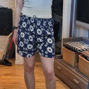 Blommiga shorts - Två par likadana blommiga shorts. Ett par i s och ett par i m, bägge från Indiska. 