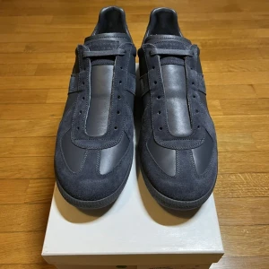Maison Margiela - Säljer trendiga och bekväma sommarskor! Perfekta för både vardag och fest. Upptäck vårt utbud av snygga dojor som garanterat lyfter din grischStil.