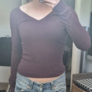 Tröja - Lila tröja i fint skick. Ger lite Elena Gilbert vibes- superfint att ha spetslinne under! 