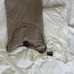 Långärmade tröjor  - Beige o vit tröja från ginatricot använda 2-3 gånger, grå tröja ifrån lager 157 aldrig använd men säljs billigt väldigt bra skick , beige o vit tröja har slit vid slutet av armén vid handen❤️vit- xxs beige-xs grå- xxs