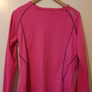 Rosa långärmad träningströja  - Säljer denna då den inte passar längre.  Vissa märken håller på att lossna lite, dock är funktionen där. Strl 40/L. Vet ej vad jag har köpt den.
