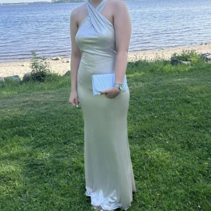 Klänning - Säljer min balklänning! Endast använd en kväll, ej tvättad! Storlek UK 8, passar mig som är s-m, den är stretchig! Champagne färg! Köpt från ett företag i London för 1600kr 