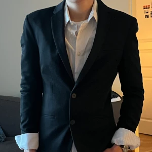 Svart kavaj - Zara - Svart kavaj från Zara. Är för liten för mig. Nyskick! 