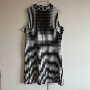 Svartvit randig ärmlös klänning strl L - Oanvänt skick, dragkedja i ryggen. Perfekt under sommaren.