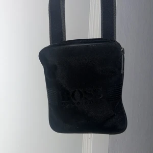 Hugo boss väska - Hugo boss axelväska aldrig använd nyskick   Går inte hitta längre därför pris
