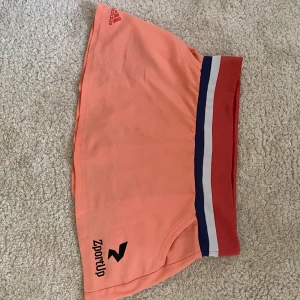 Aprikos färgad tenniskjol - Adidas tenniskjol