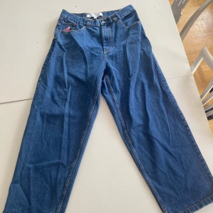 Mörk blå big boy jeans - Snygga polar skate big boys i bra skick bara använda några gånger, perfekta att köra bräda i.