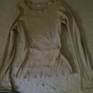 Tröja - Bra skick, XS , Beige , tajt , sitter bra runt midjan , går utåt i armarna