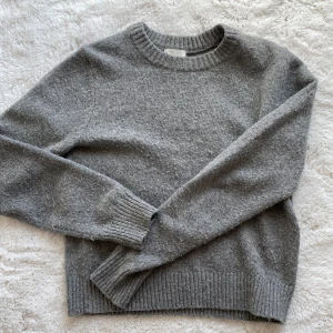 Stickad tröja  - Super härlig fin stickad tröja från HM. Lite nopprig men ändå fin. Nypris 300kr. Stl Xs men passar S