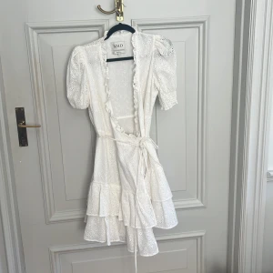 Klänning - Fin vit volangklänning Sitter perfekt på