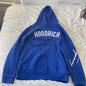 Hoodrich Hoodie Blå - Säljer min Hoodrich Hoodie då jag aldrig använder den. Har användit den några få gånger så skulle säga skicket är 8/10.  En väldigt bekväm Hoodie som sätter smak på din klädstil. Snörena runt halsen har jag valt ta bort. Men går att sätta tillbaka👍